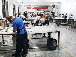康泓标识工厂工人工作